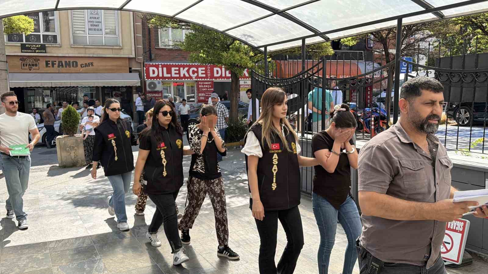 Hırsızlık amacı ile evin kapısını açmaya çalışırken suçüstü yakalanan 3 kadın tutuklandı