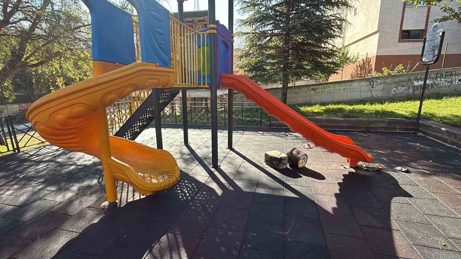 Çocuk parkındaki kaydıraklara yanık yağ döktüler