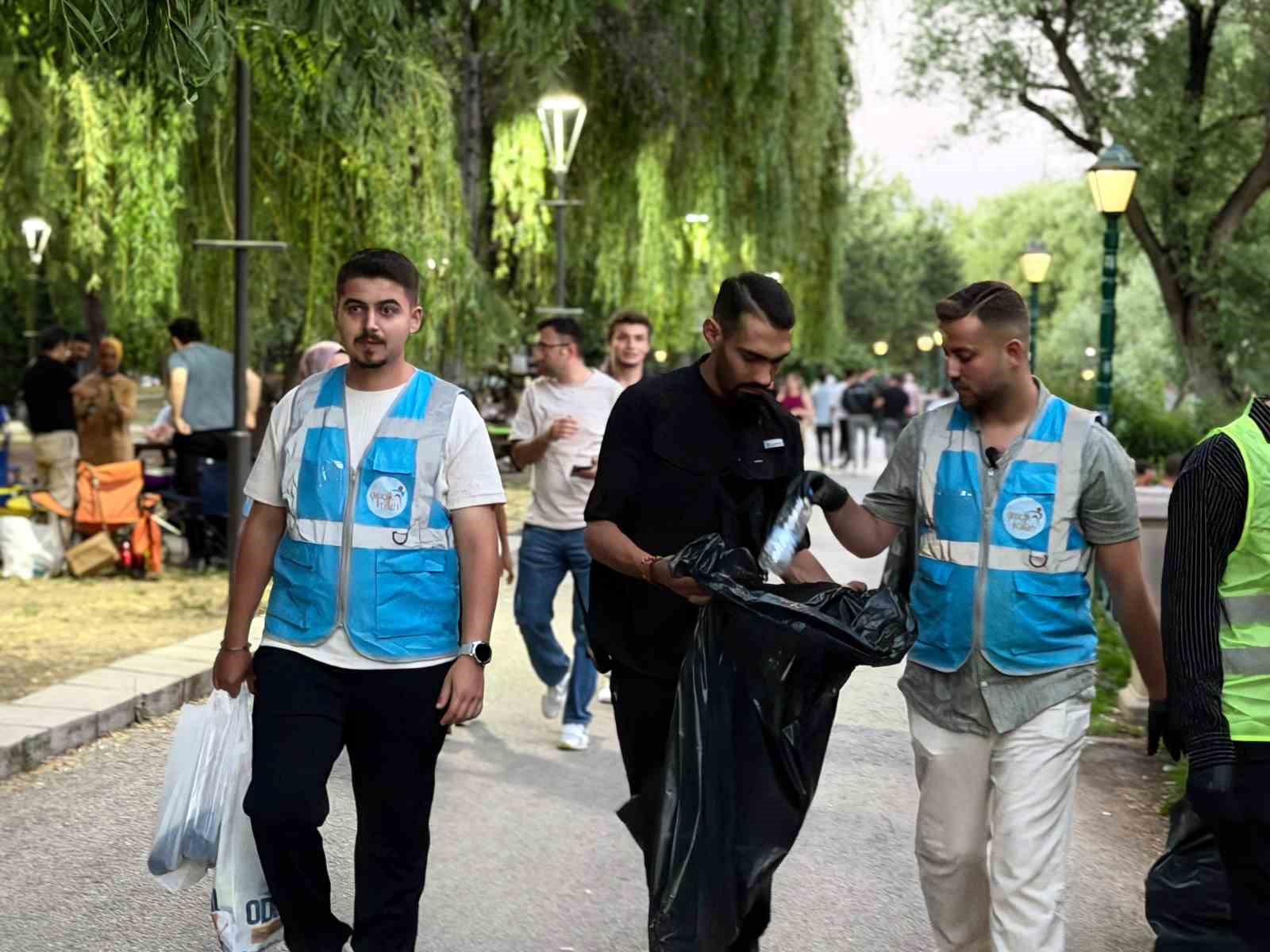 AK Gençlerin Kanlıkavak’ta temizlik mesaisi