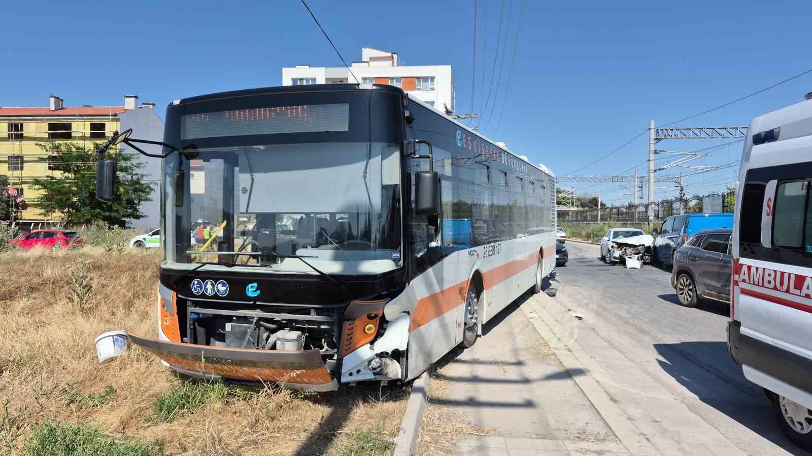 Eskişehir’de 2 belediye aracının çarptığı otomobildeki 2 kişi yaralandı