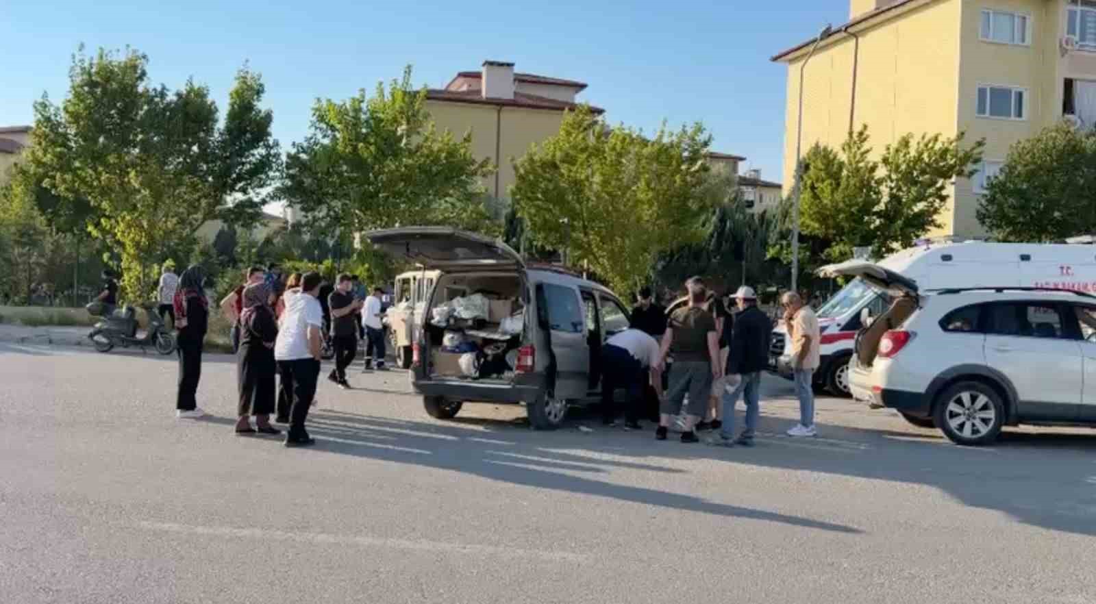 Kavşakta kamyonet ile hafif ticari araç çarpıştı: 1’i ağır 3 yaralı