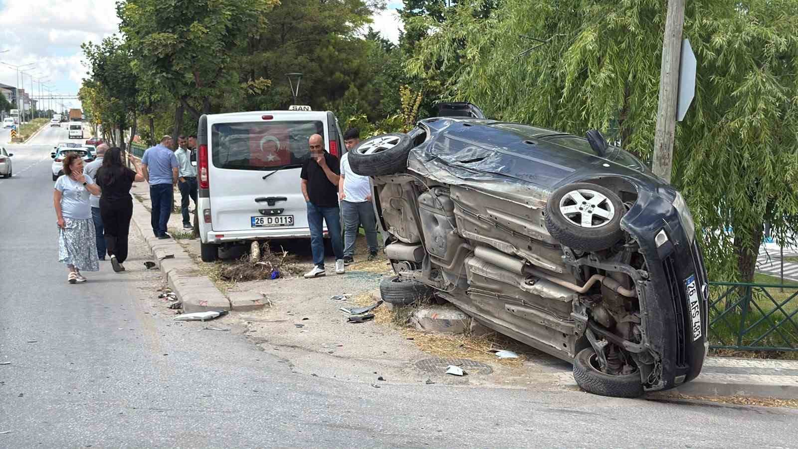 Eskişehir’de dolmuşun çarptığı otomobil yan yattı: 8 yaralı
