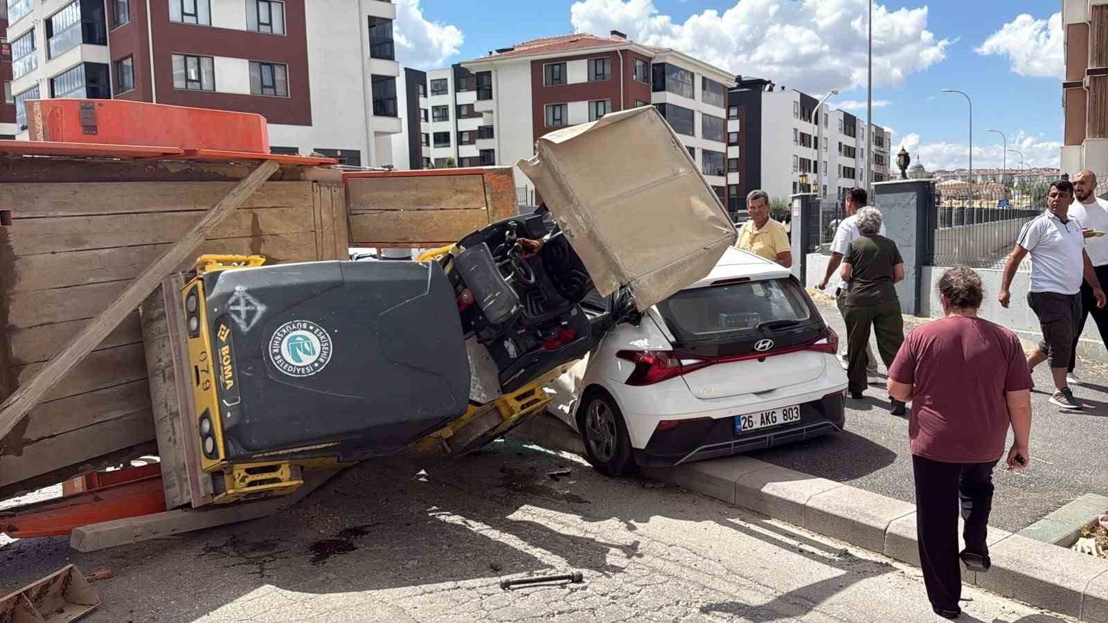 Eskişehir’de silindir yüklü römork, sürücü adayı aracını ezdi: 2 yaralı