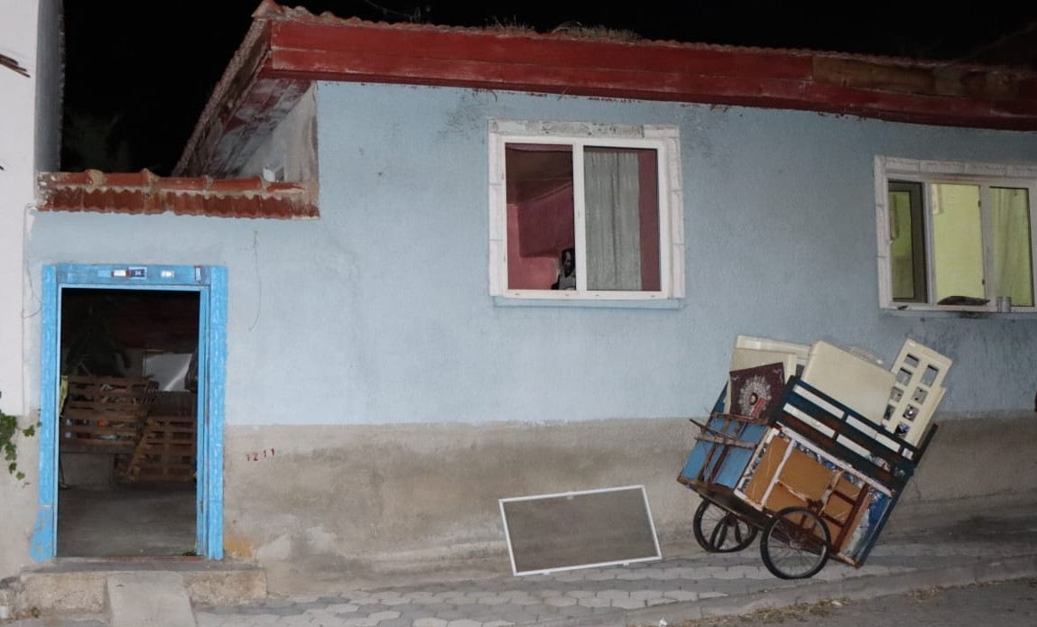 Evinden kötü kokular gelen adamın annesinden 5 gün sonra öldüğü belirlendi