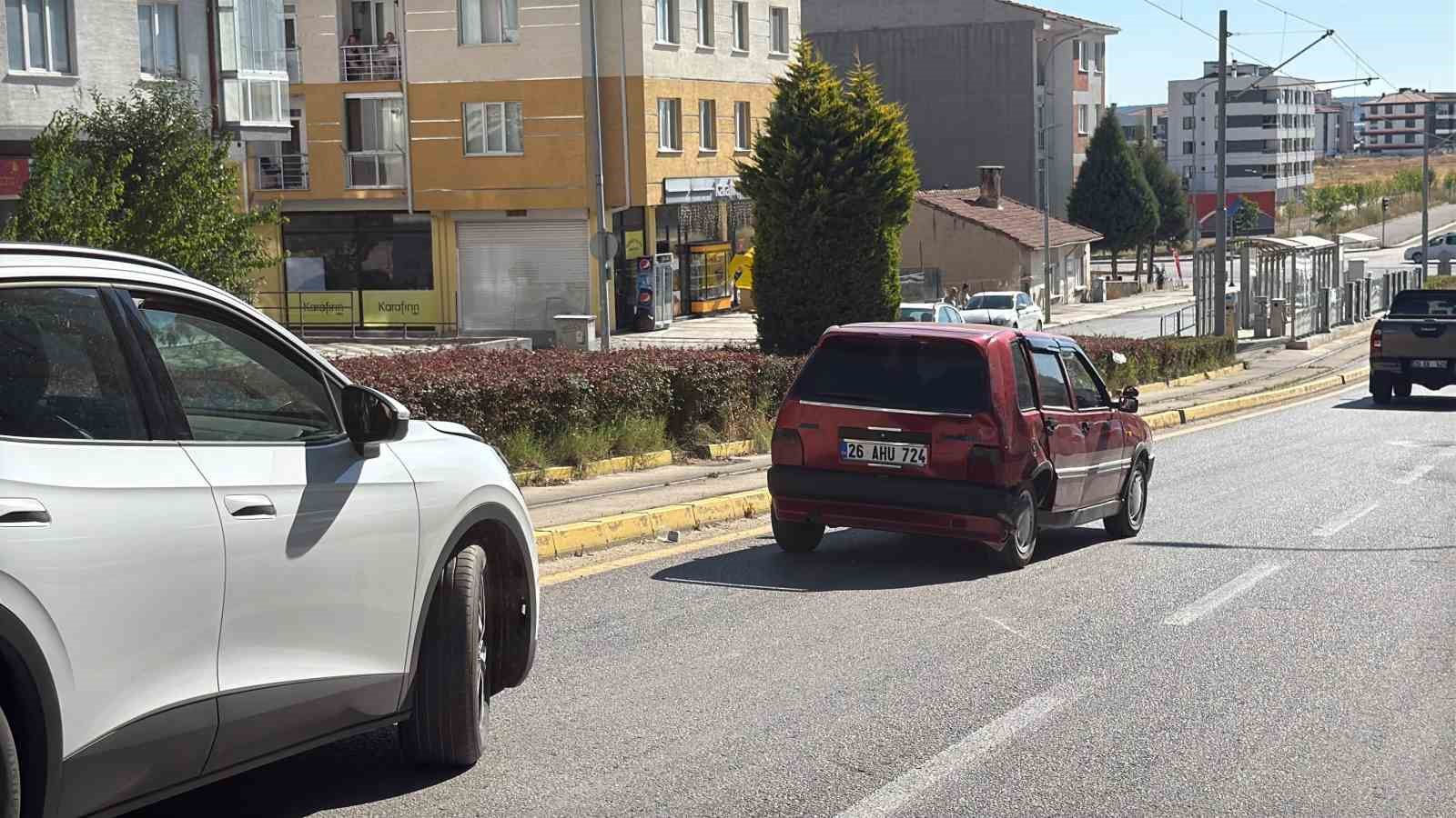 Ani manevra yapan sürücü yoluna devam etti, arkadaki araçlar kaza yaptı