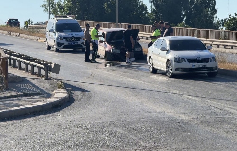 Otomobil refüje çıktı, yola dökülen yağ trafiği tehlikeye düşürdü