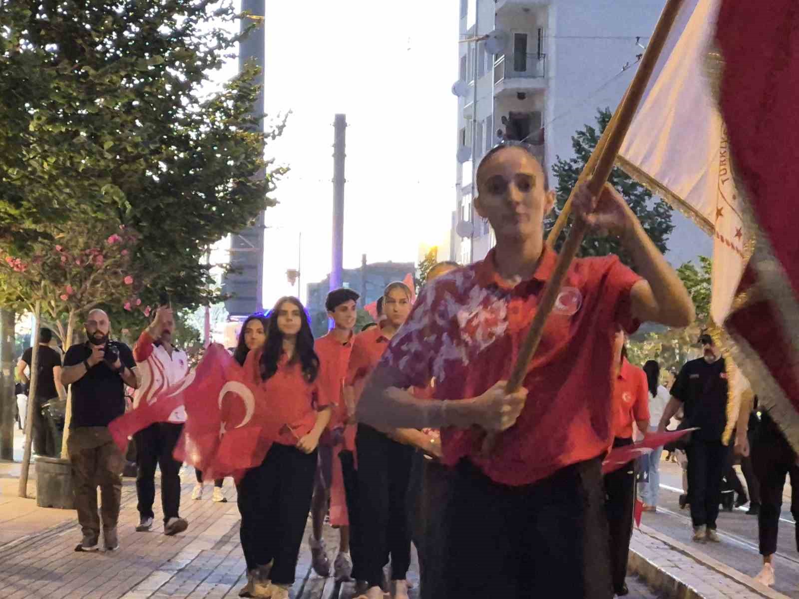 Eskişehir’de milli sporculardan 15 Temmuz’a özel Sancak Koşusu