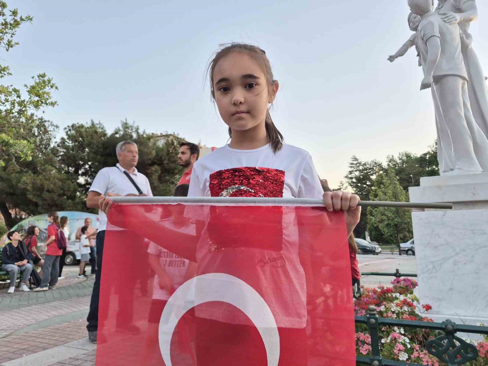 Eskişehir’de miniklerden 15 Temmuz’da anlamlı Sancak Koşusu