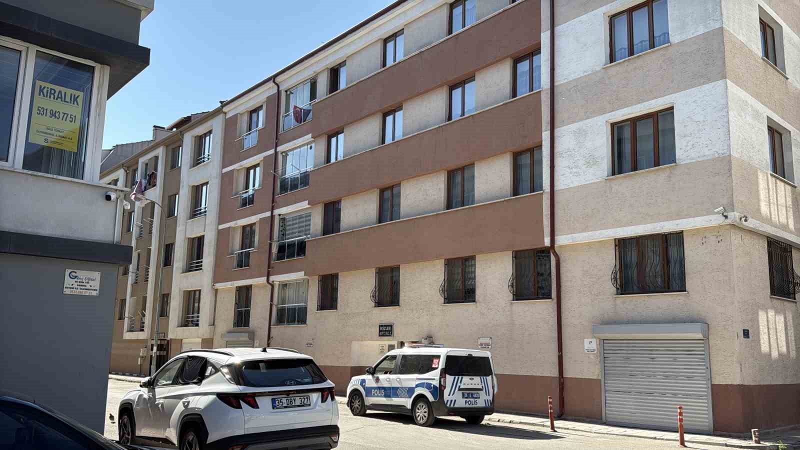 Yayılan kokular nedeniyle eve giren ekipler yaşlı adamın cesedi ile karşılaştı
