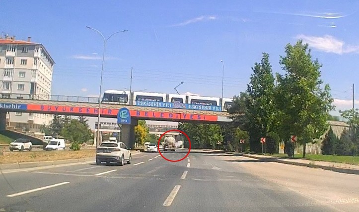 Eskişehir’de tankerin lastiğinin bomba gibi patladığı anlar kamerada