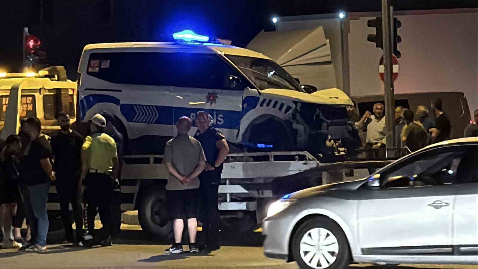 Polis aracı ile otomobil çarpıştı: 2’si polis 3 yaralı