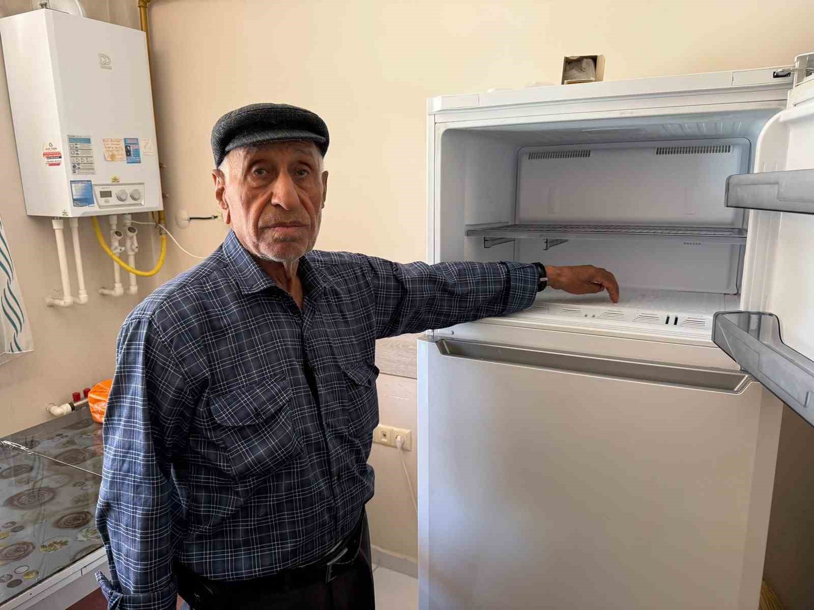 Sahte polisler yaşlı adamın önce elini öptüler sonra buzluktaki 351 bin TL’lik altınları götürdüler