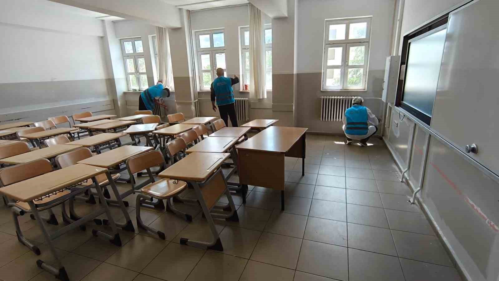 Eskişehir’de yükümlüler okulda boya, tadilat ve temizlik çalışması başlattı