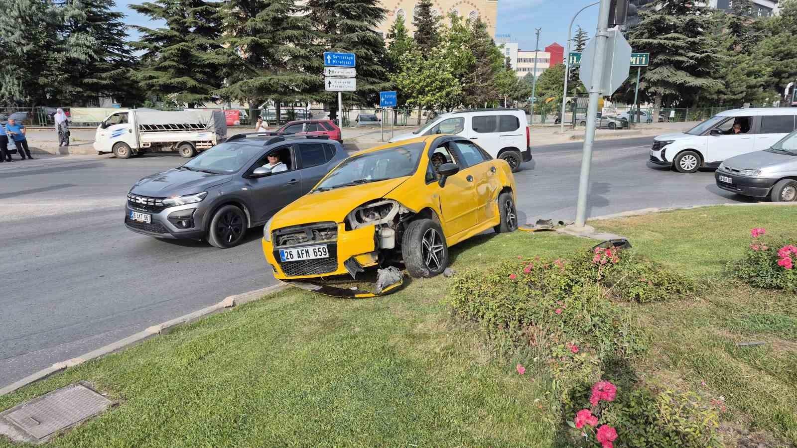 Eskişehir’de araç ile çarpışan otomobil kavşaktaki refüje çıktı