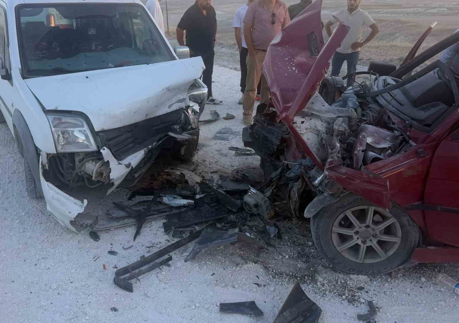 Eskişehir’de iki araç kafa kafaya çarpıştı: 1’i ağır 3 yaralı