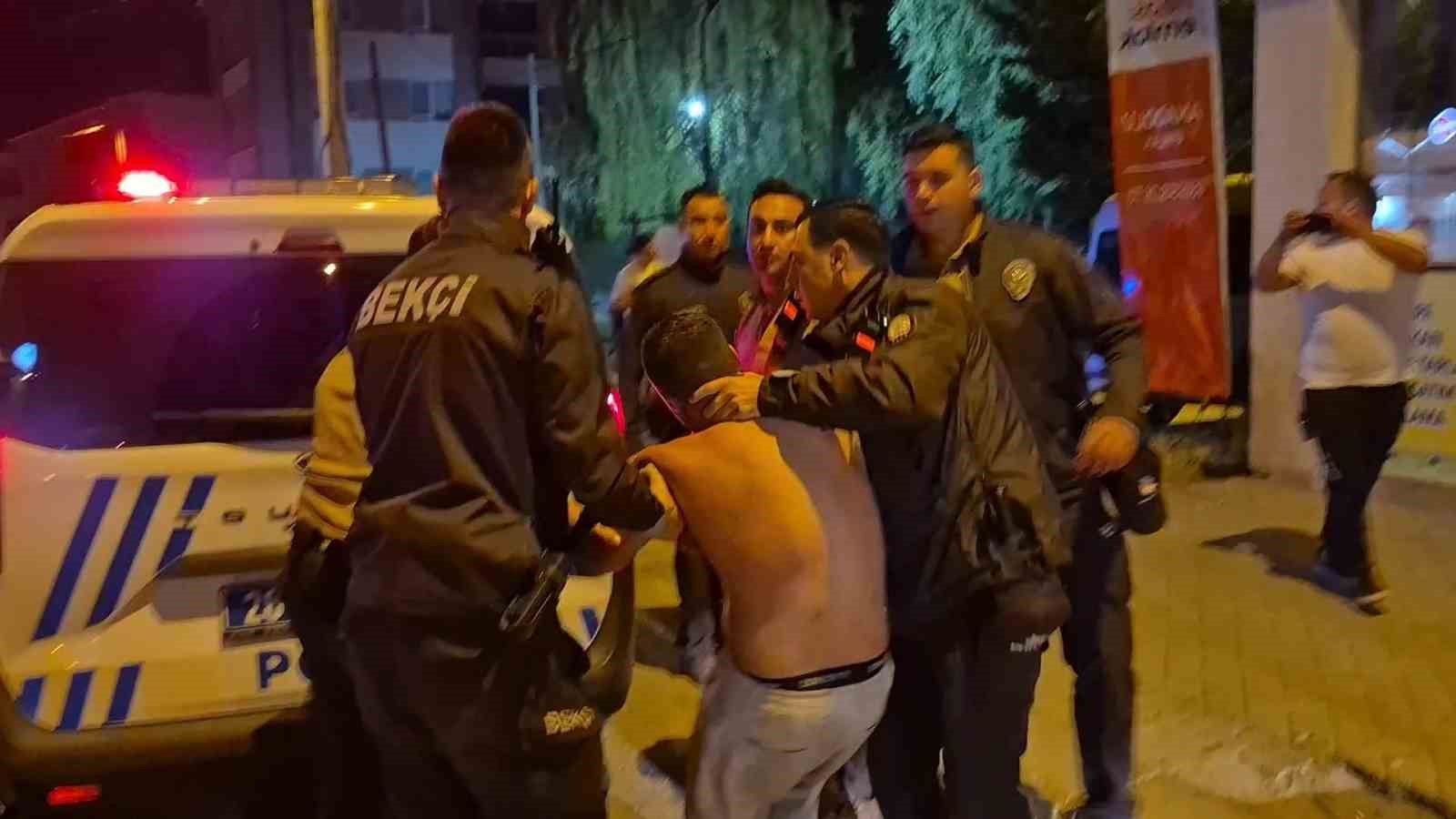 Polis ekiplerine zorluk çıkartan alkollü sürücü kafasını otobüs durağına vurdu: "Yanıyorum, su verin. Ben teslim olmaya geldim"