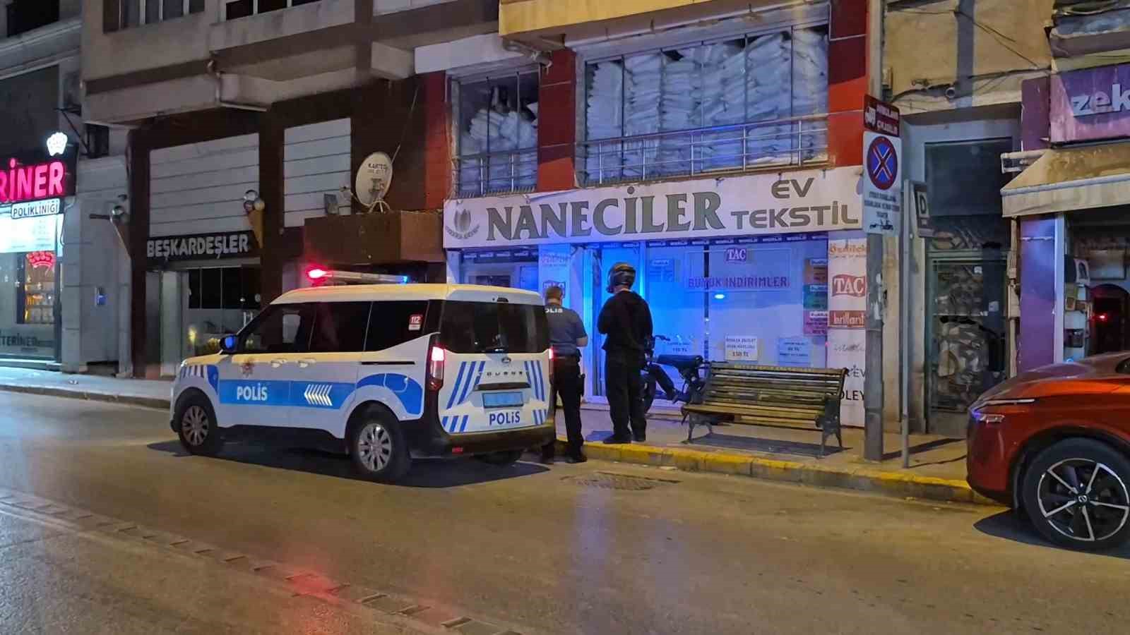 Binanın camını kıran şüpheliyi çevre esnafı yakaladı