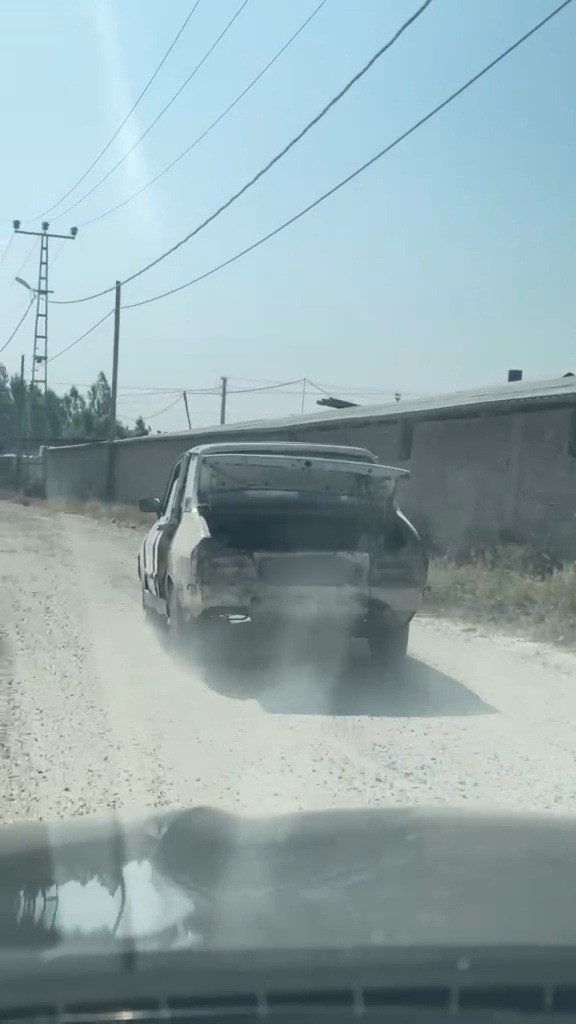 Gövdesi dökülürken motoru çalışan araç ilginç görüntü oluşturdu