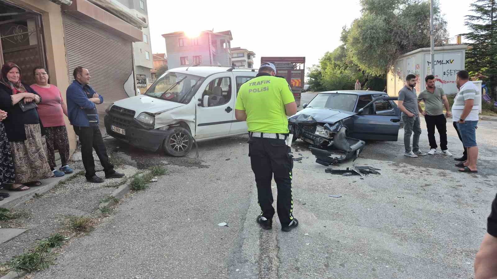 Eskişehir’de 2 araç kafa kafaya çarpıştı, faciadan dönüldü