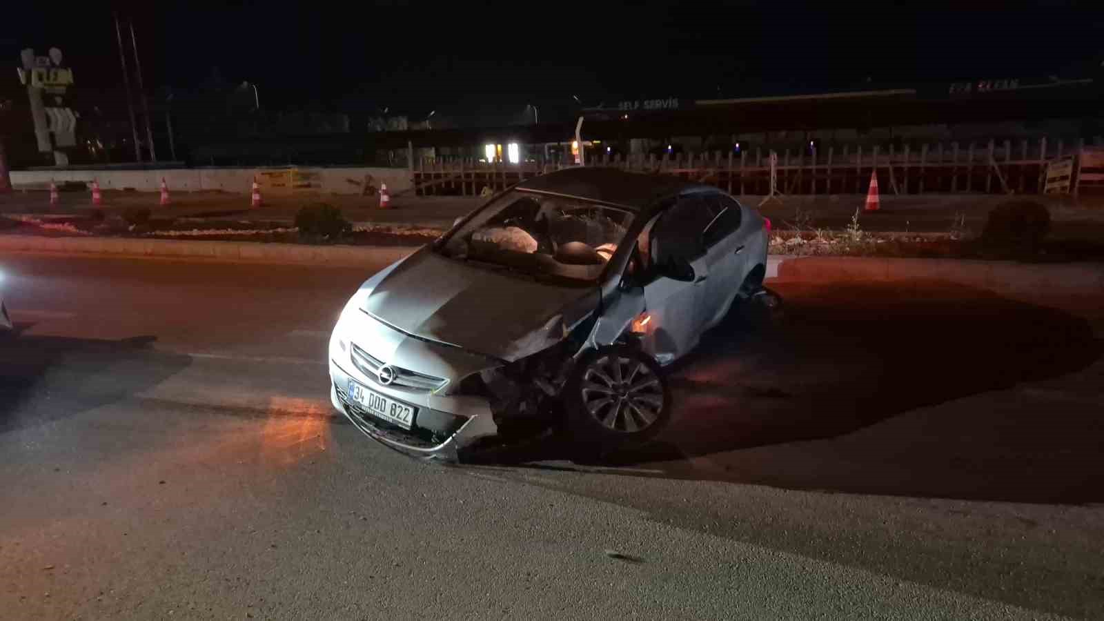 Eskişehir’de alkollü sürücünün kullandığı otomobil orta refüjdeki tabelayı devirdi