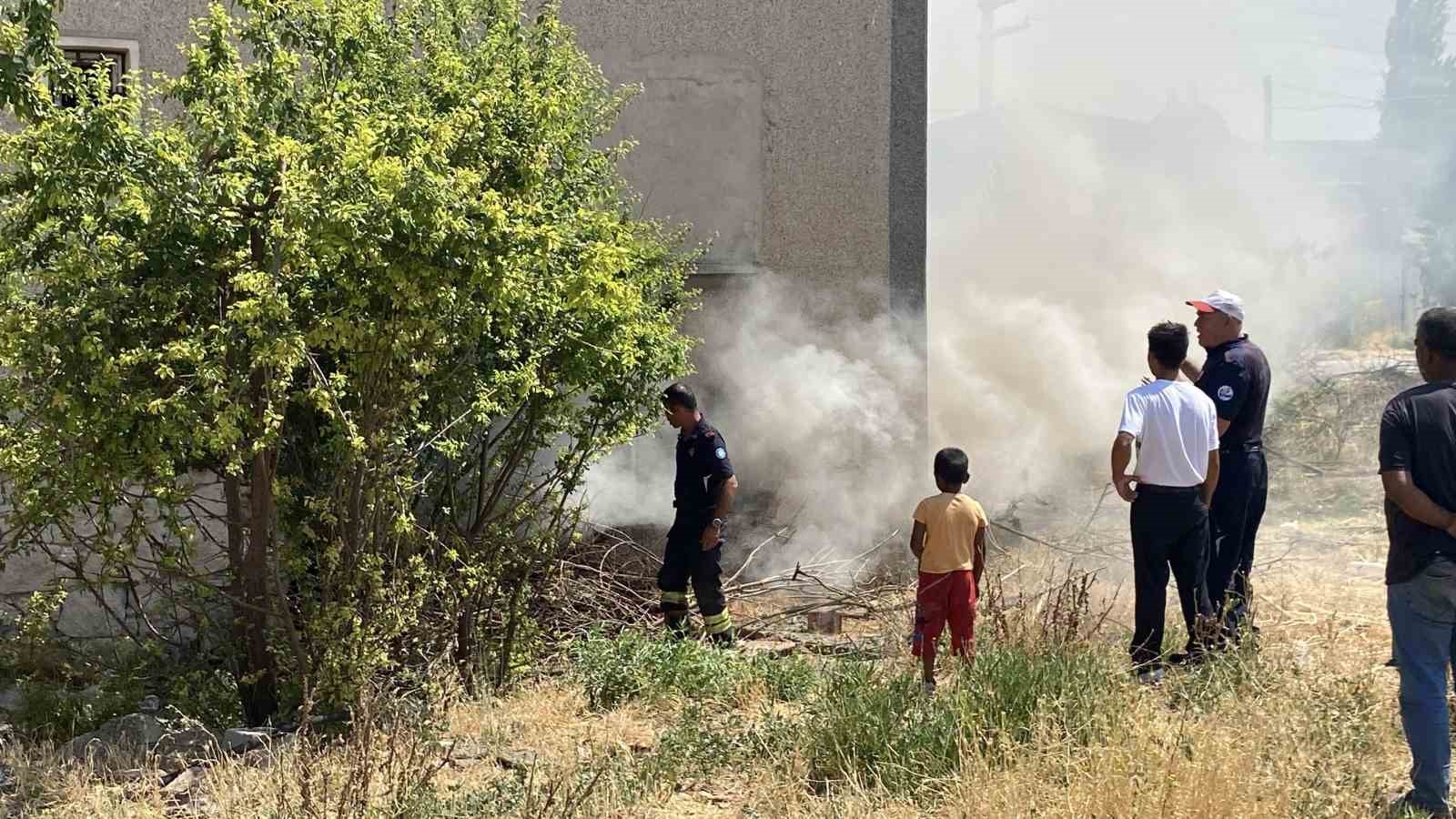 Eskişehir’de bir mahallede aynı anda iki yangın