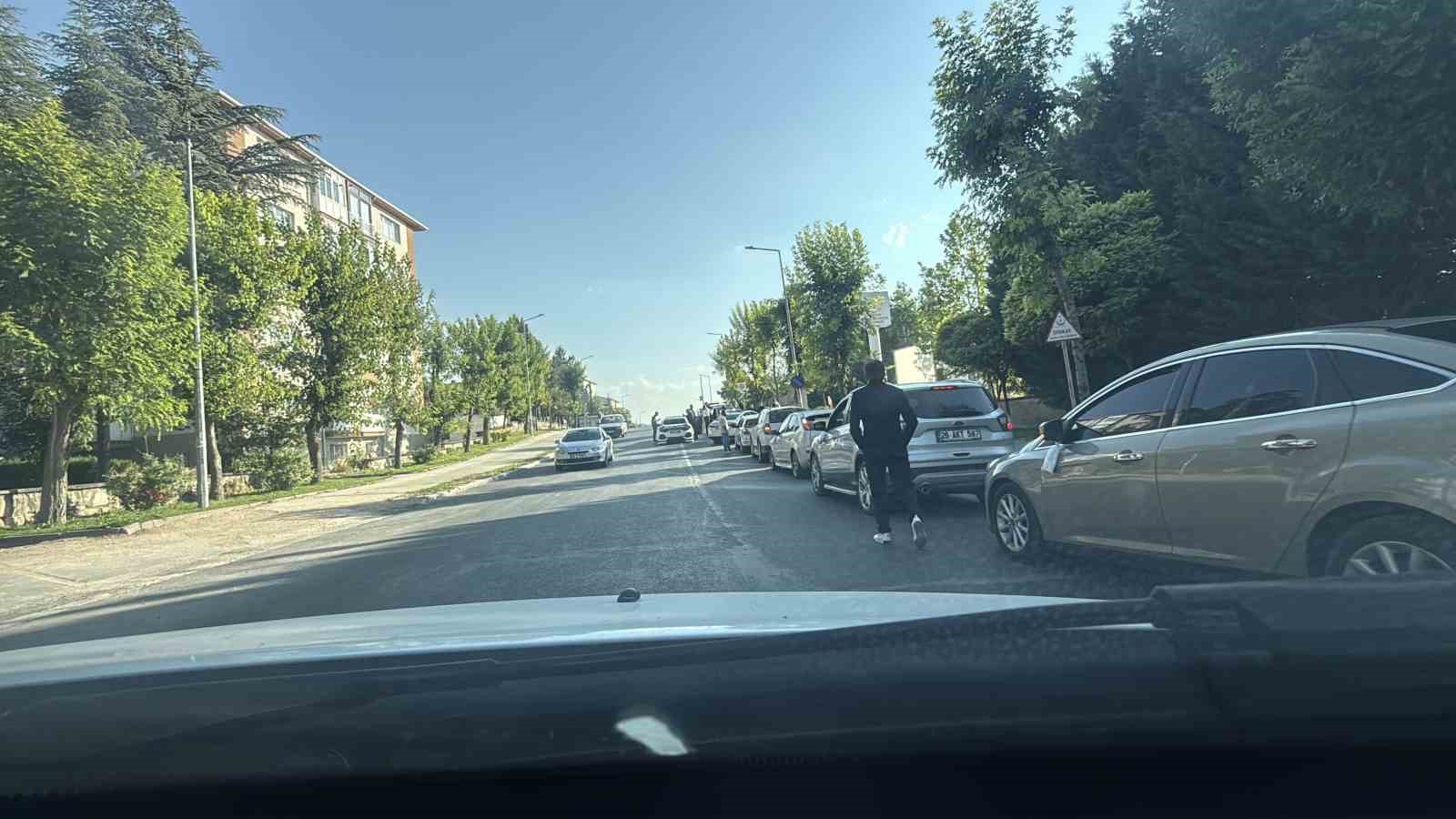 Düğün konvoyu ambulasların çıkış yaptığı kapıyı kapattı