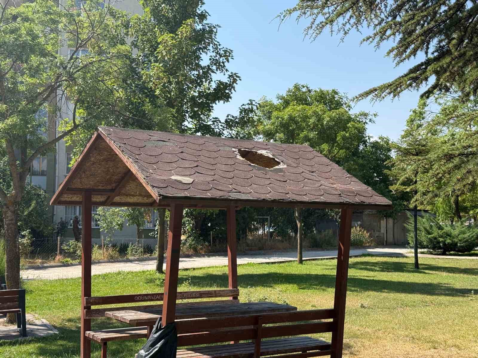Eskişehir’de parktaki kamelyanın çatısında hasar meydana geldi