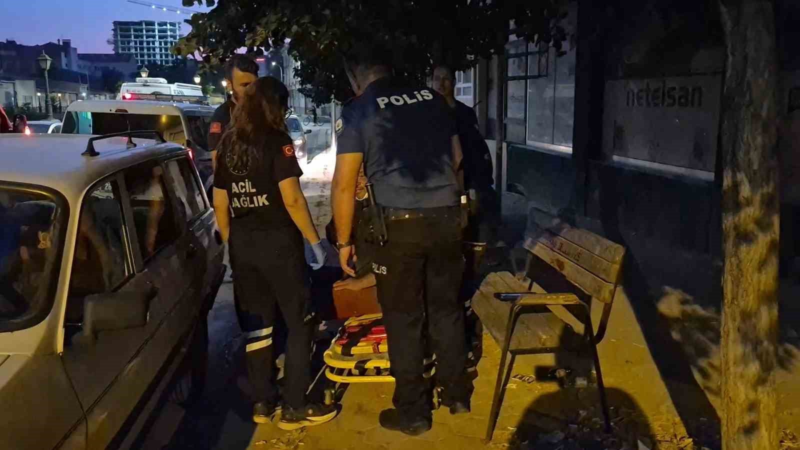 Alkol alıp bayılan şahıstan yardım etmeye çalışan ekiplere tepki: "Sen beni tanıyor musun?"