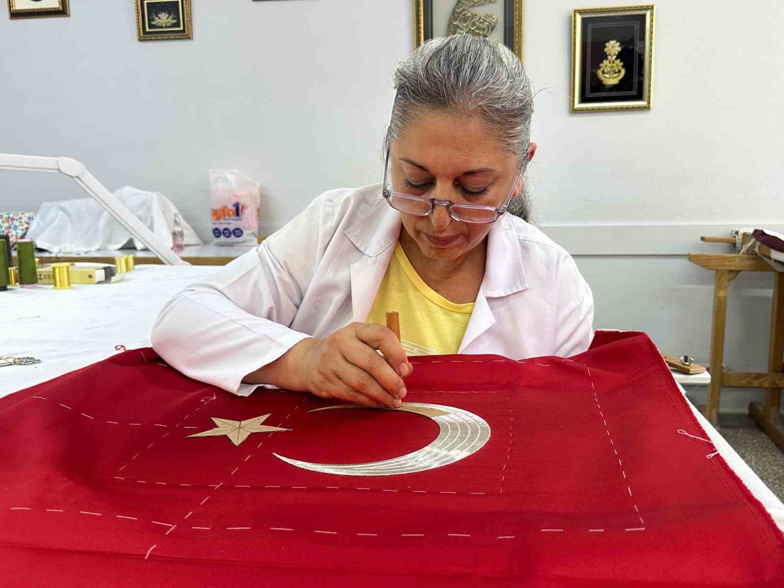 Türk bayrağı geleneksel sim sarma ve pesent teknikleriyle işleniyor