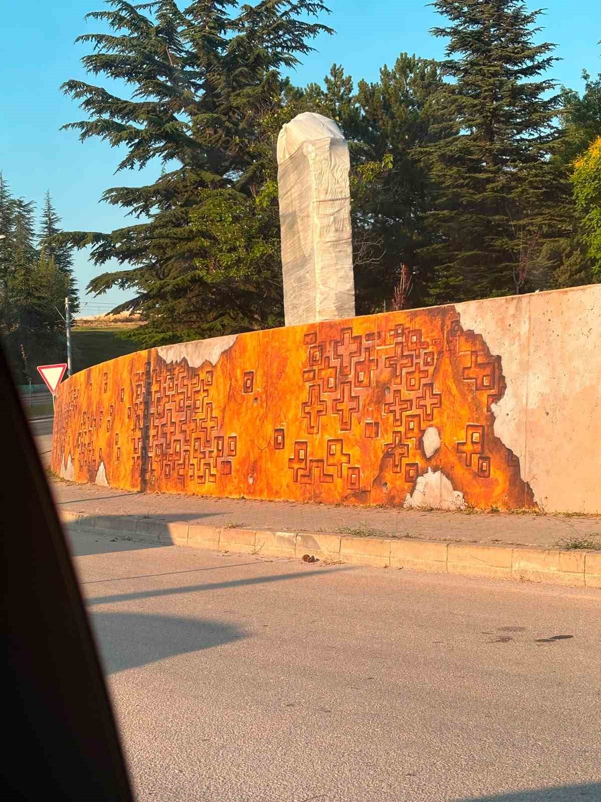 Eskişehir’de bir parkın duvarlarındaki haç figürlerine tepki