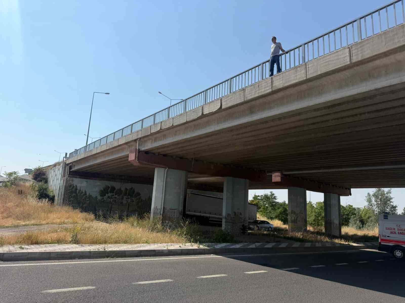 Kavşaktaki üst geçit korkuluklarına çıkan şahıs sebebi ile Eskişehir- Afyonkarahisar yolu trafiğe kapandı