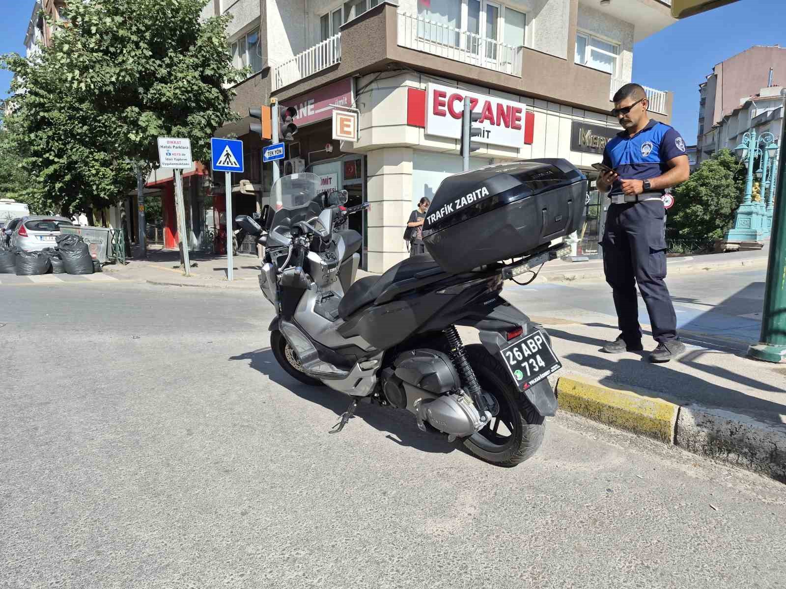 Otomobille çarpışan motosikletli trafik zabıtası yaralandı