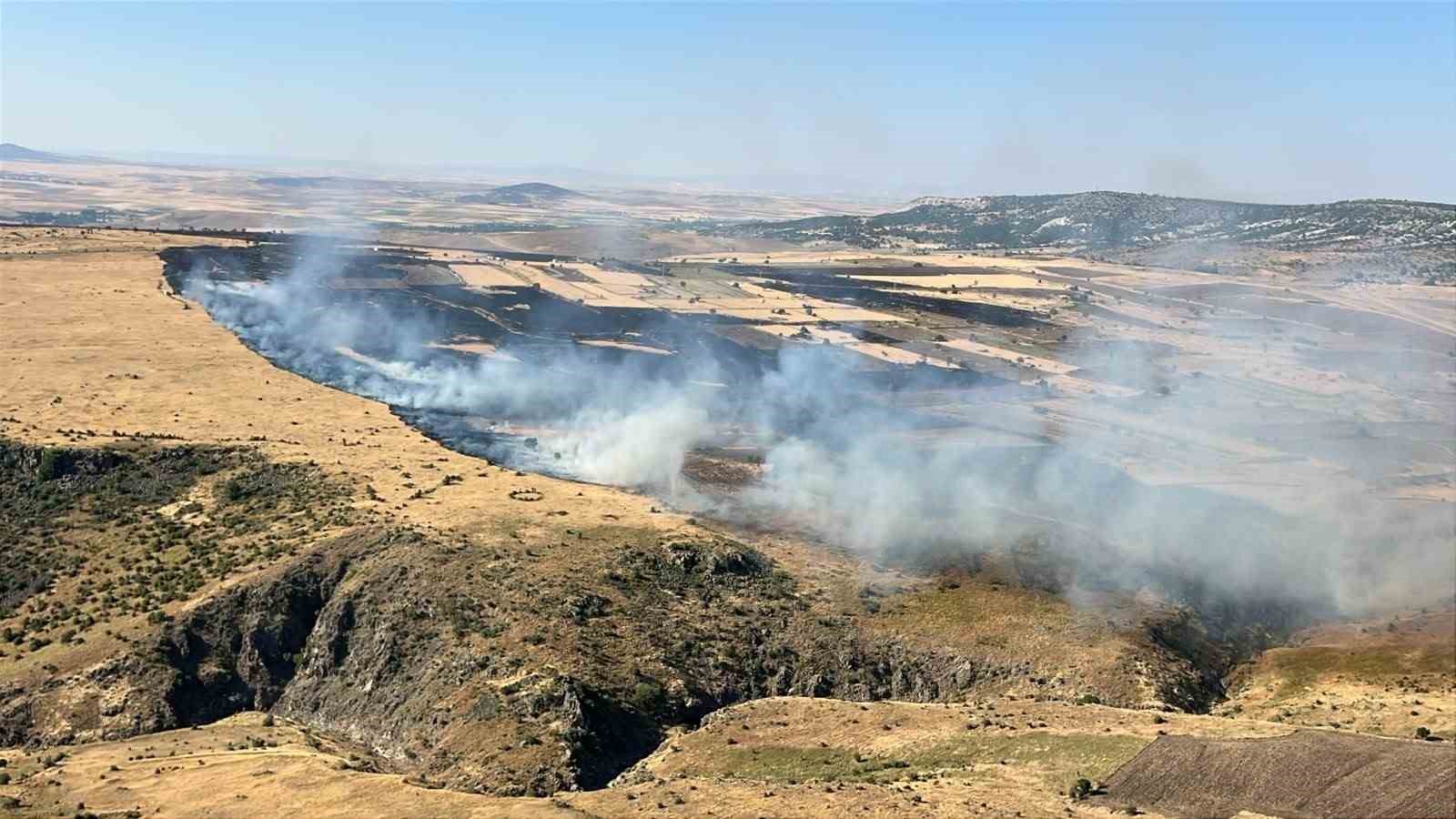 Seyitgazi’de 3 köye yayılan yangına havadan ve karadan müdahale sürüyor