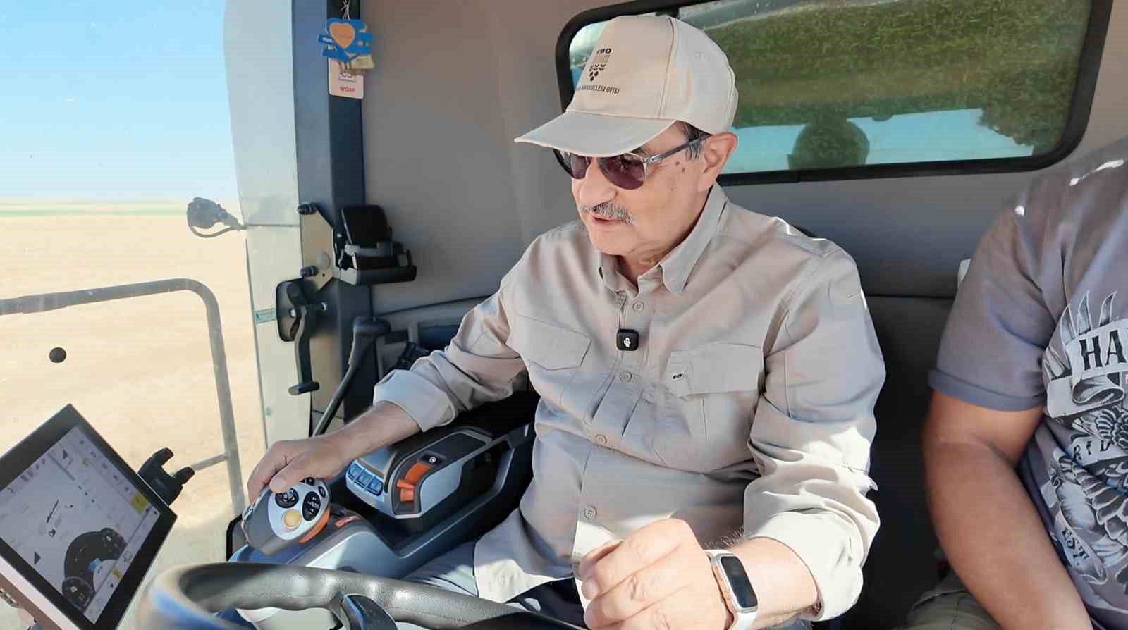 Eski Enerji ve Tabii Kaynaklar Bakanı Dönmez buğday hasadında katıldı