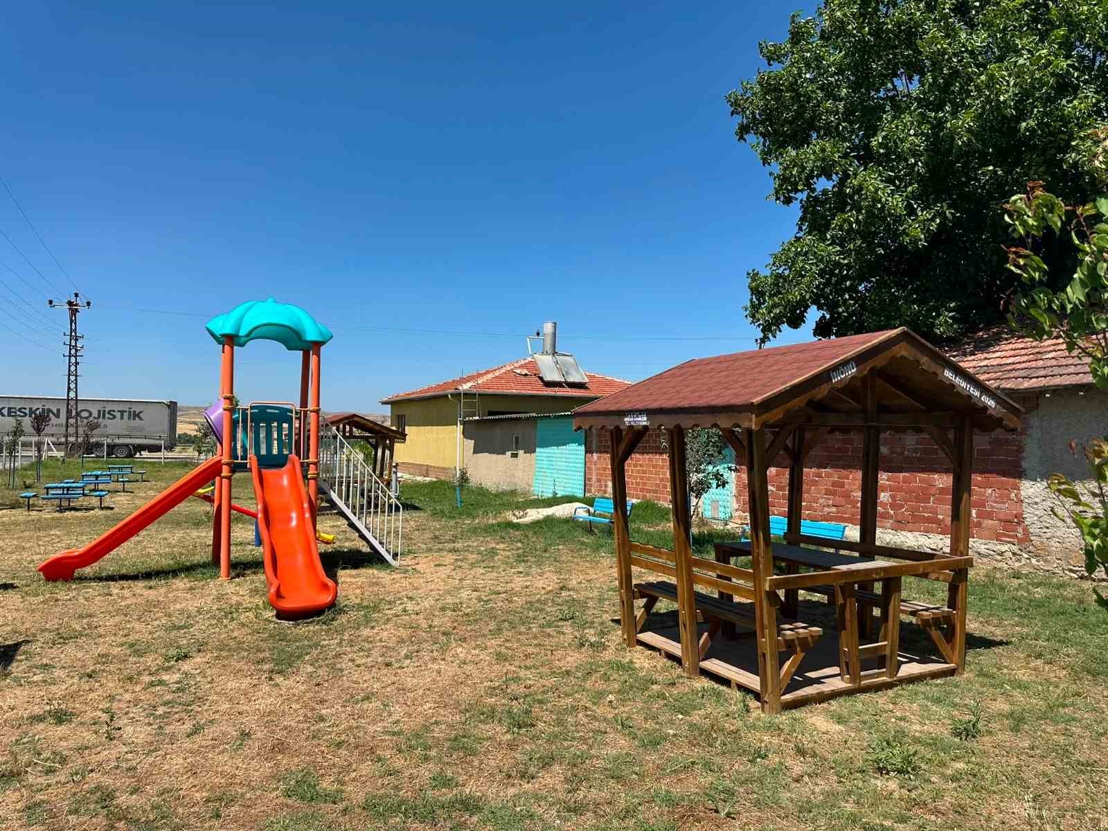 İnönü Belediyesi’nden park ve sosyal alanlara kamelya desteği