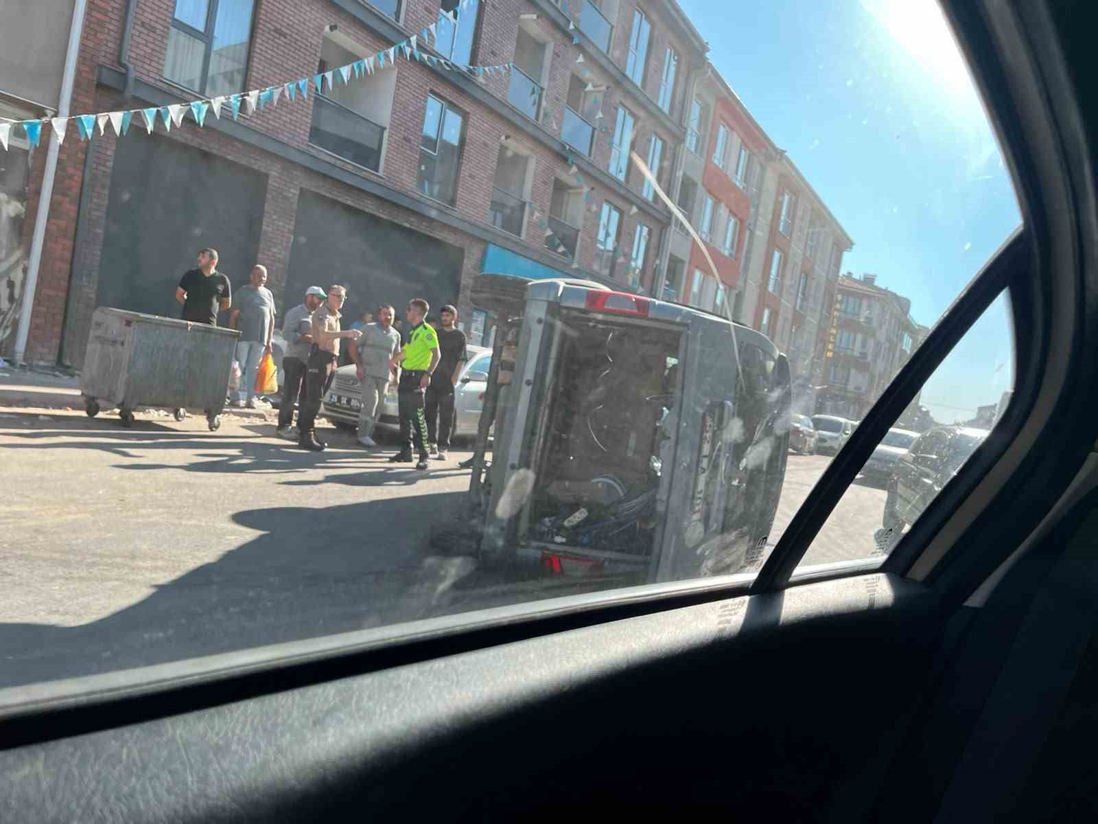 Eskişehir’de kaza yapan hafif ticari araç yan yattı: 3 yaralı