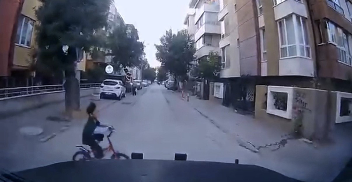 Ara sokaktan biranda çıkan çocuğa çarpmak üzereyken son anda durdu
