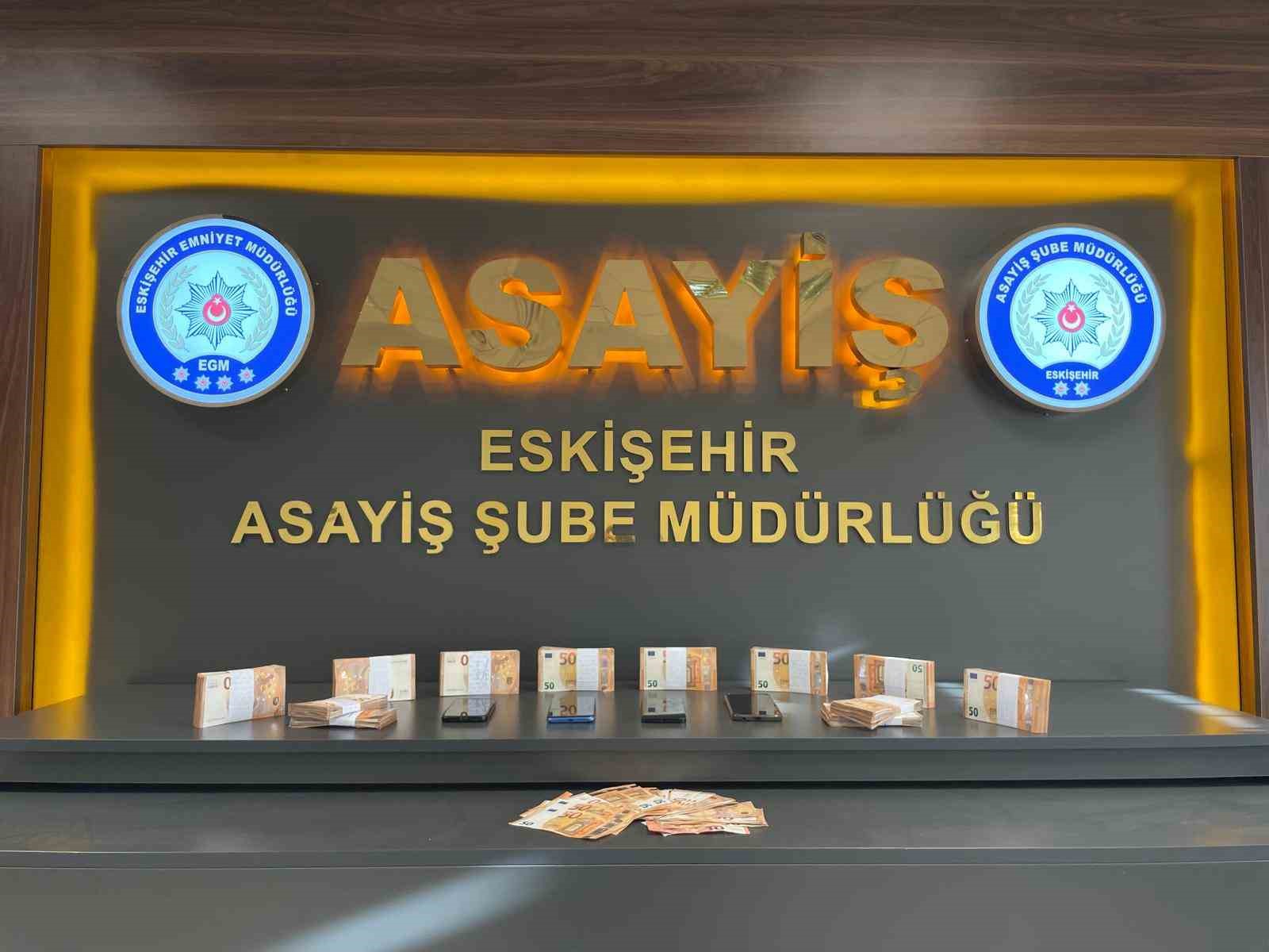 Kendisini polis olarak tanıtan 2 dolandırıcı yakalandı