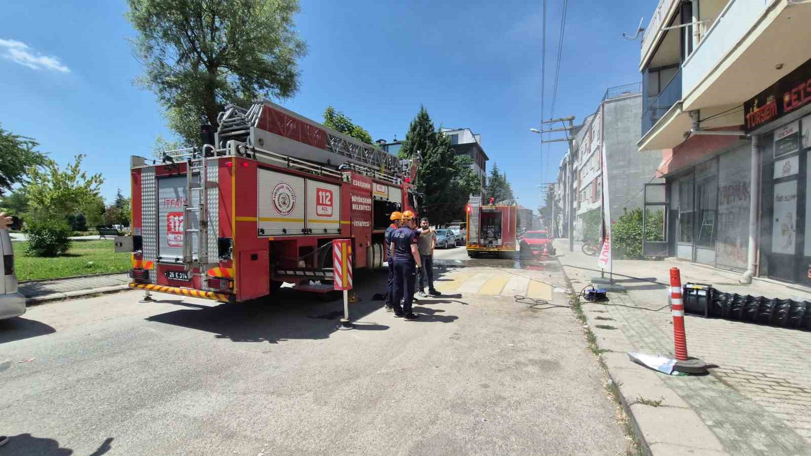 Eskişehir’de iş yeri yangını, dumandan etkilenen 6 kişi hastaneye kaldırıldı