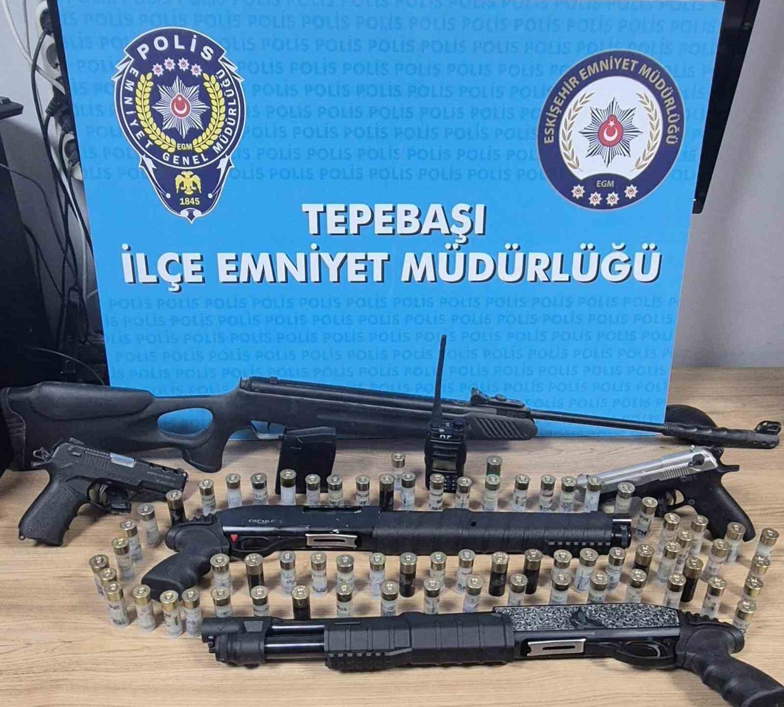 Sosyal medya hesaplarından silah fotoğrafları paylaşan 2 şüpheli yakalandı