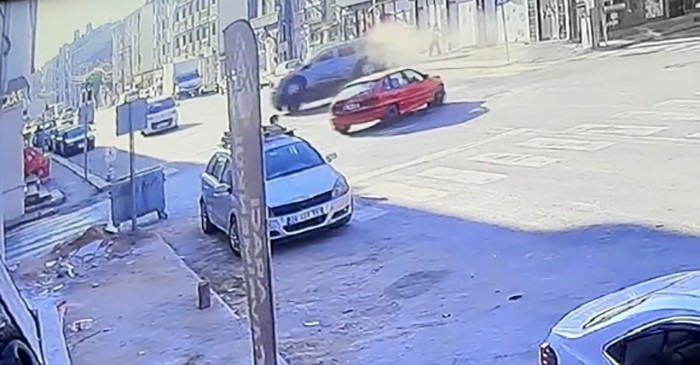 Ara sokaktan çıkan otomobilin çarptığı hafif ticari araç yan yattı