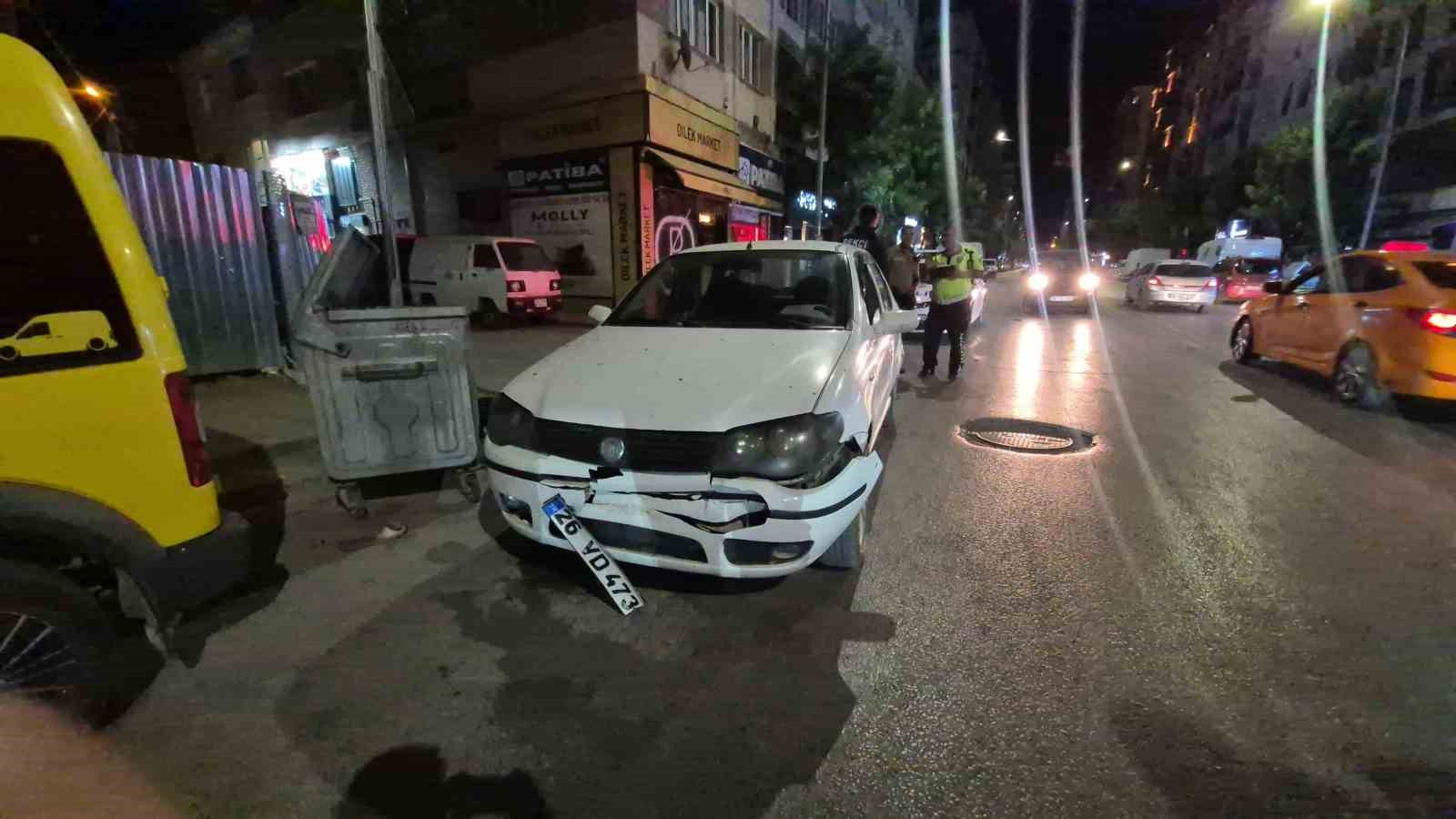 Minibüs sürücüsü para sayarken önündeki araca çarptı: 1’i çocuk 2 yaralı
