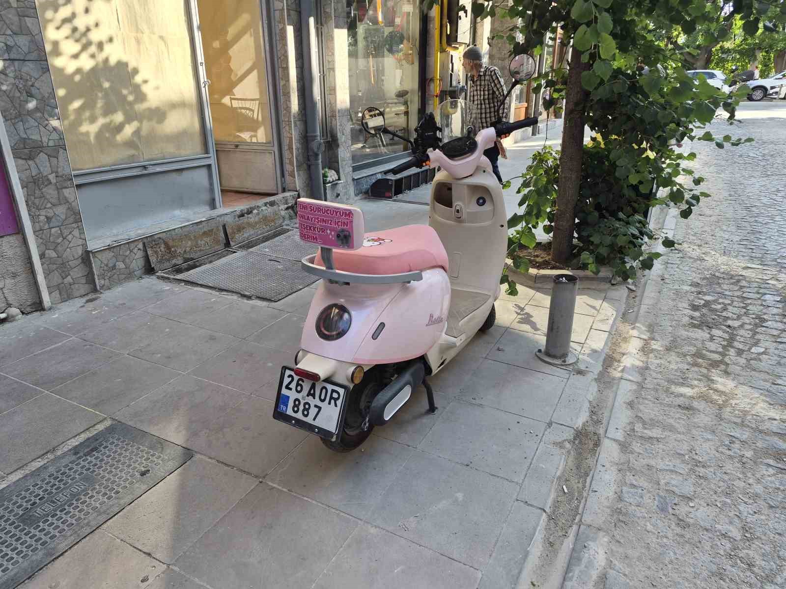 Pembe motosikletin arkasına yapıştırılan ilginç yazı dikkat çekti