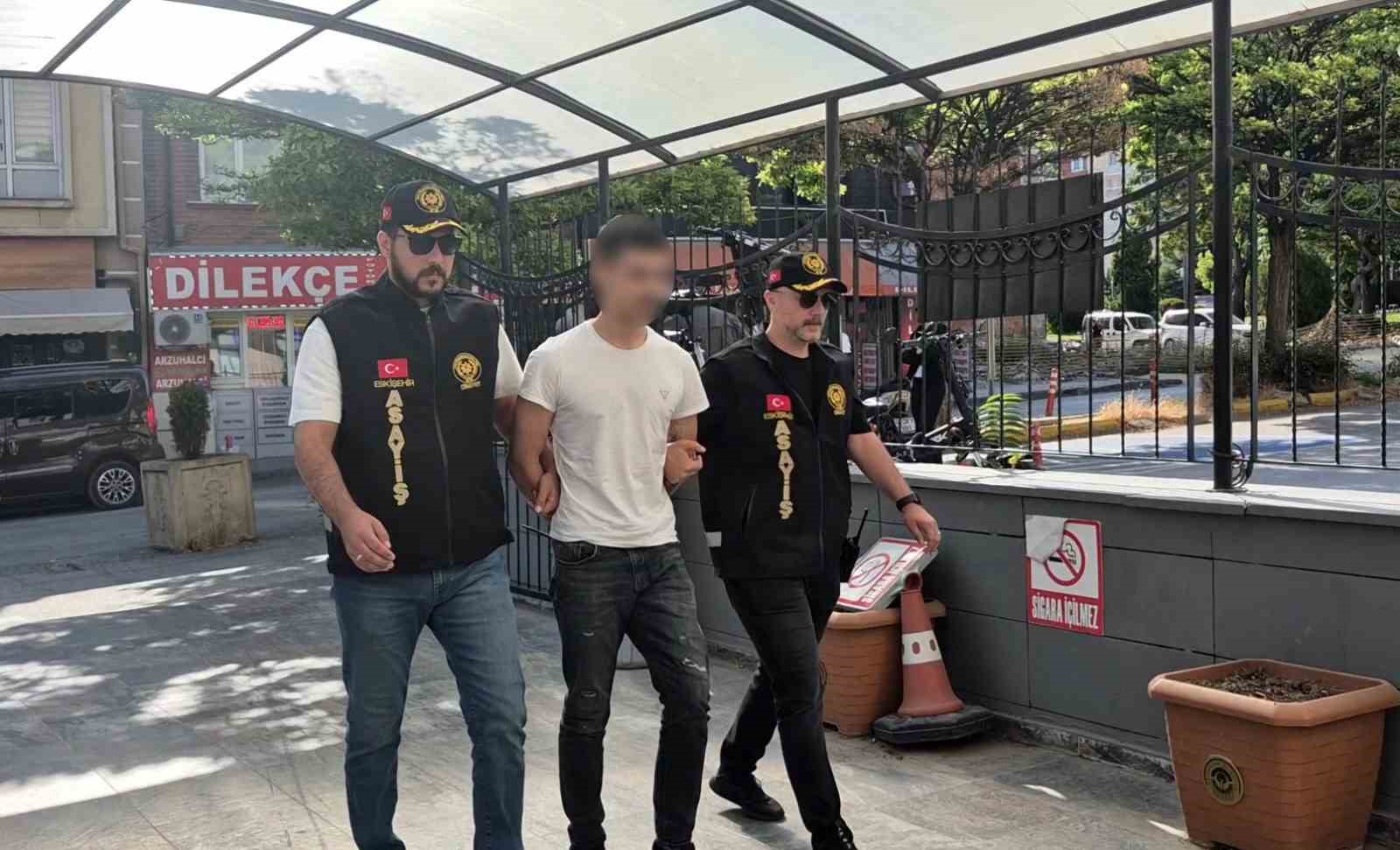 Eskişehir’de 3 kişiyi silahla yaralayan zanlı adliyeye sevk edildi