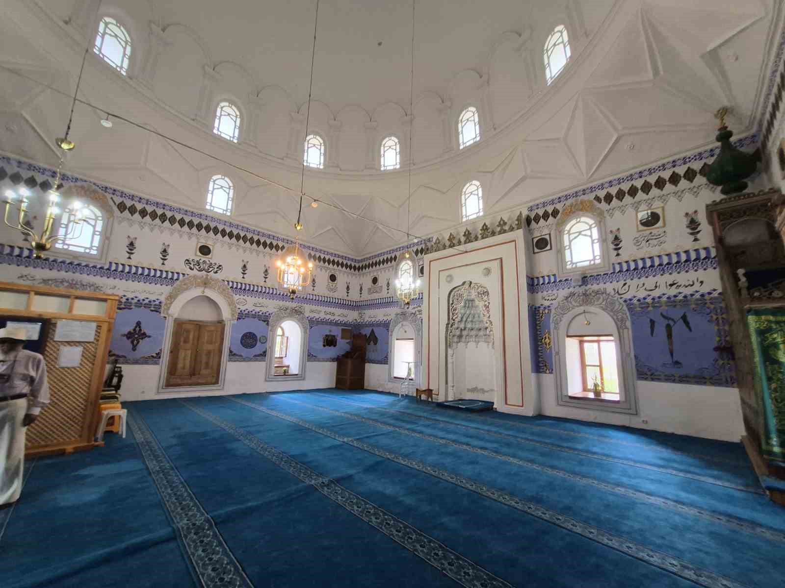 534 yıllık bu cami kıble hassasiyeti ile dikkat çekiyor