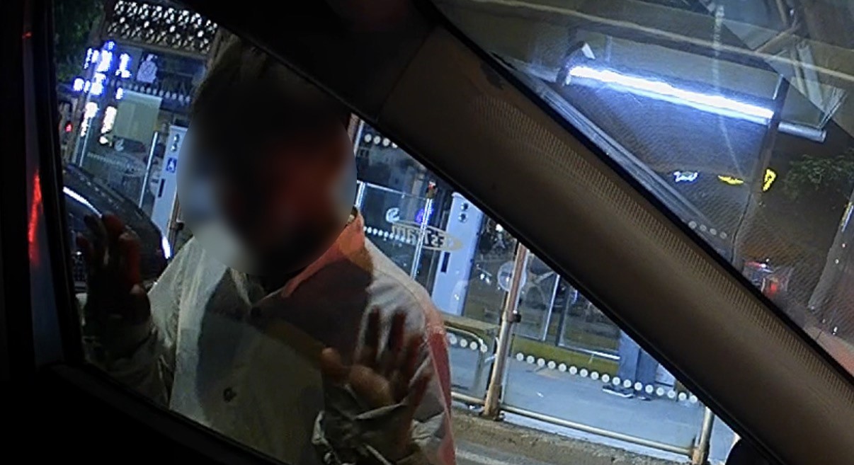 Trafik ışıklarında araçlara ‘yapışan’ çocuklar araç kamerasına yansıdı