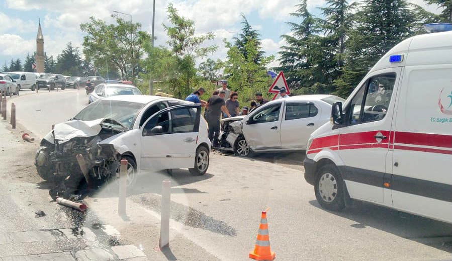 Eskişehir’de kafa kafaya çarpışan araçlar hurdaya döndü