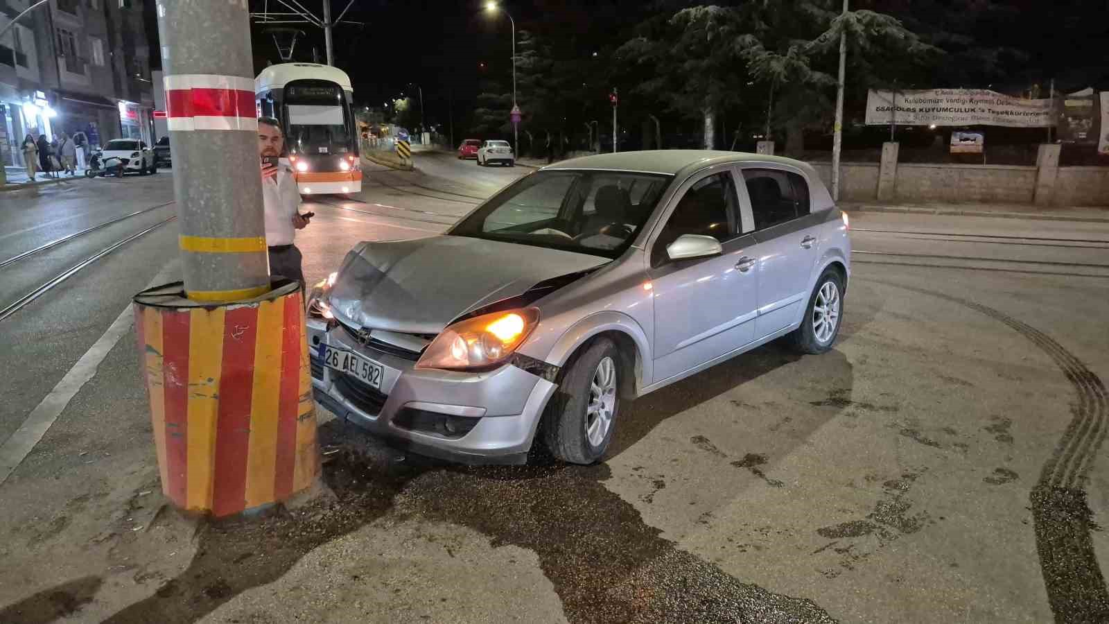Kontrolden çıkan otomobil tramvay hattının direğine çarptı: 1 yaralı