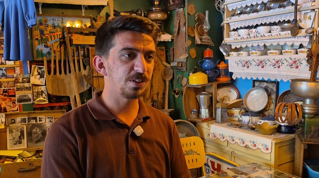 Binlerce antika ile süslenen müze görünümlü ilginç kafe