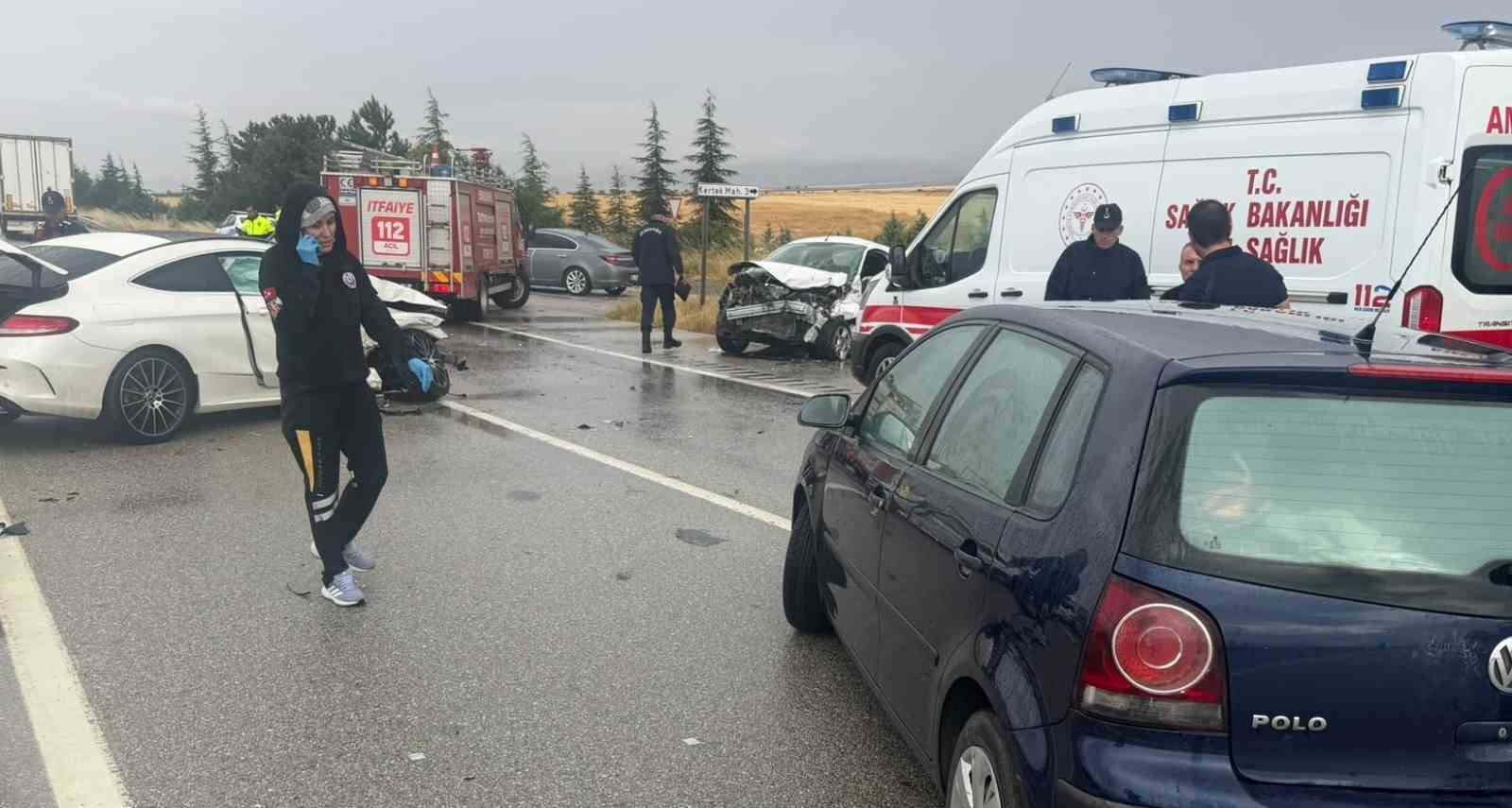Eskişehir’de yağmur sonrası 3 aracın karıştığı trafik kazası, 2’si ağır 6 yaralı